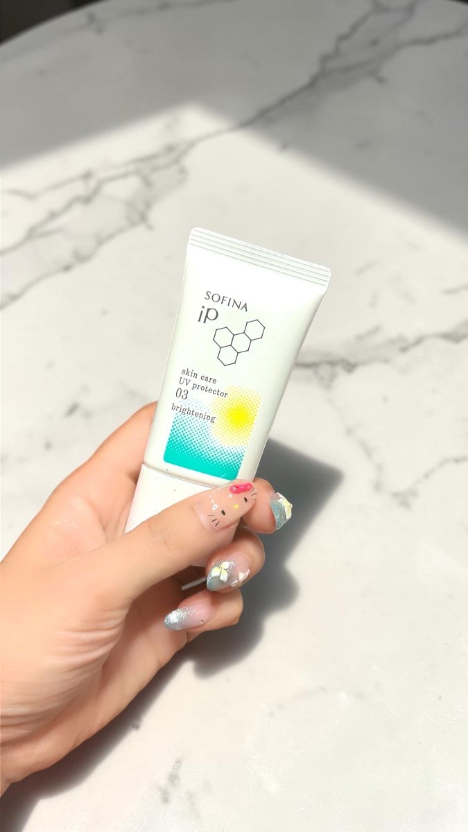 haru_cosmelove's tweet photo. SOFINA iP スキンケアUV 03を使ってみました☀️

SPF50+ PA++++で紫外線対策は安心感あり。

美容液みたいな日焼け止めだけど、テクスチャーは結構しっかりめ。

トーンアップ力はかなり高くて、私は全然焼けなかった✨

ただ、厚みが出やすくて、こすると少しモロモロが出るのは気になりました。

「今日は絶対焼きたくない！」って日に使いたい日焼け止めです🤍
