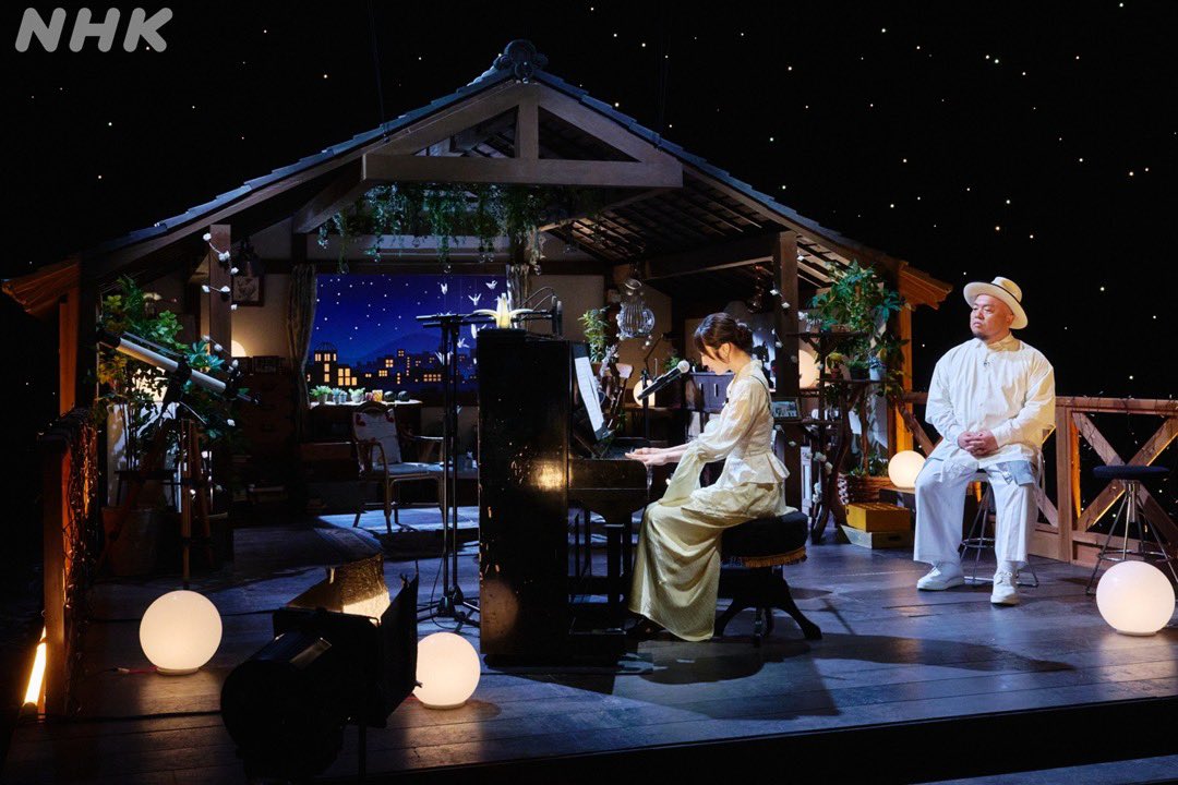 __HIPPY__'s tweet photo. 本日 Eテレにて全国放送です。

1945年8月5日。
広島に原爆が落とされた日の前夜。
広島の空には満天の星が輝いていました――
人々の変わらぬ日常があった“あの夜”に
心を寄せながら全国から届く「平和の声」に耳をすましてみるこの番組。
去年頂いた大きな反響を受け、ことしも放送します。

進行は、Juice＝Juiceの段原瑠々さんと、
とある屋根裏部屋。
窓の外には広島の街並みと81年前の8月5日の夜と同じ、
満天の星が広がっています。
「平和や原爆について考えるのってハードルが高い…」
「戦争の経験がないから、当時の人たちの気持ちが分からずモヤモヤする…」など
全国から寄せられたさまざまな声を紹介しながら、
平和について本音で語っていきます。

……………………………………………………

【被爆81年】NHK 広島 夏の特集番組
「あしたは８月６日じゃけぇね　
～平和の声が届く部屋ｉｎ広島２０２６～」
8月5日（水） 午後１０時～１１時　放送です

……………………………………………………

#あしたは８月６日 
#HIPPY
#段原瑠々 
#juicejuice
#富田望生 
#西脇彩華
#庭田杏珠
#記憶の解凍