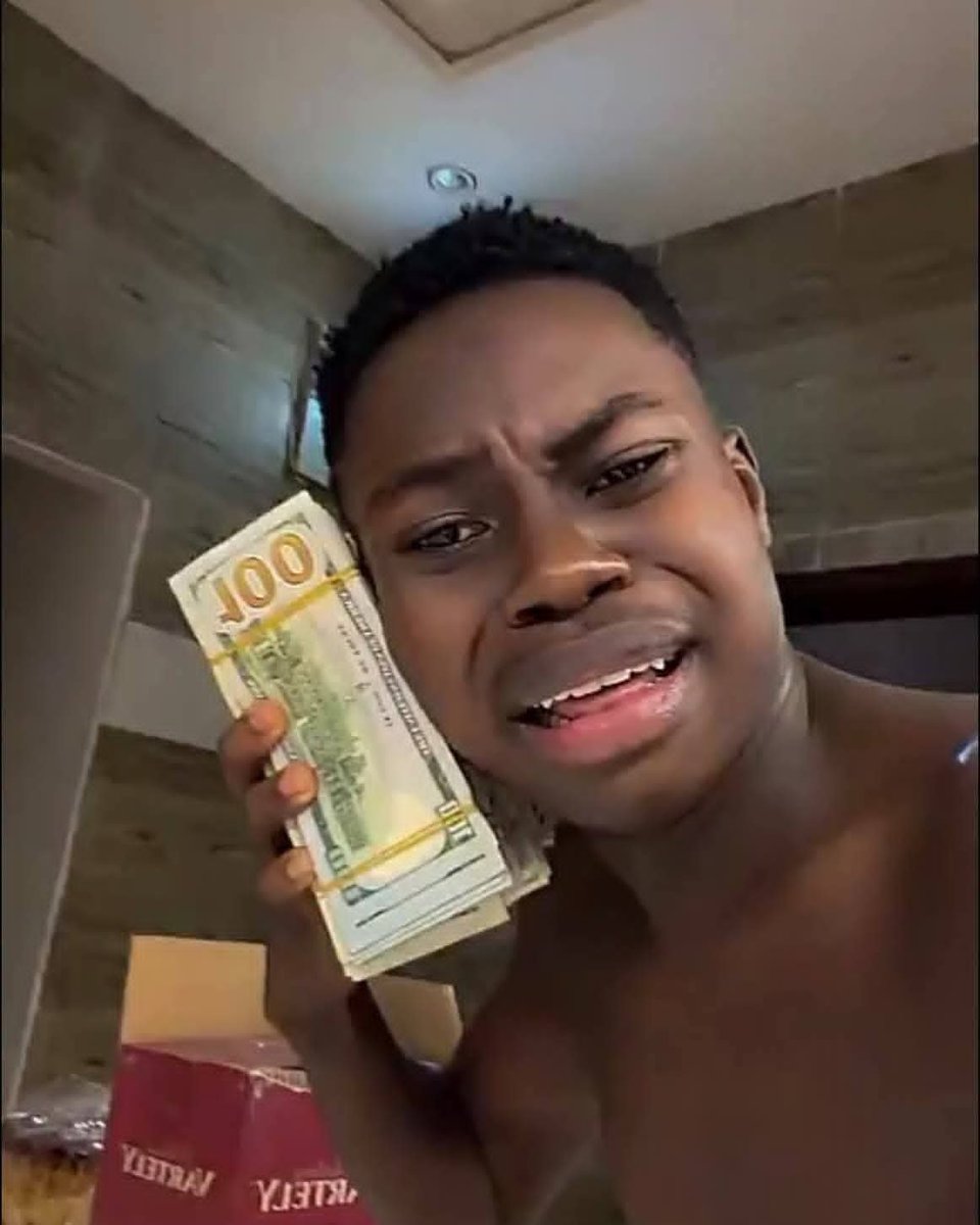 darkbenx0's tweet photo. I went to the bank yesterday to deposit my money, after the ₦ currency deposition, they told me most of the $ currency I brought were fake, that’s almost $30,000 cash, I know the people that spent me the fake $, but I won’t mention them now..

 Peller 😂🙆‍♂️ too bad https://t.co/yBLJluhpMZ
