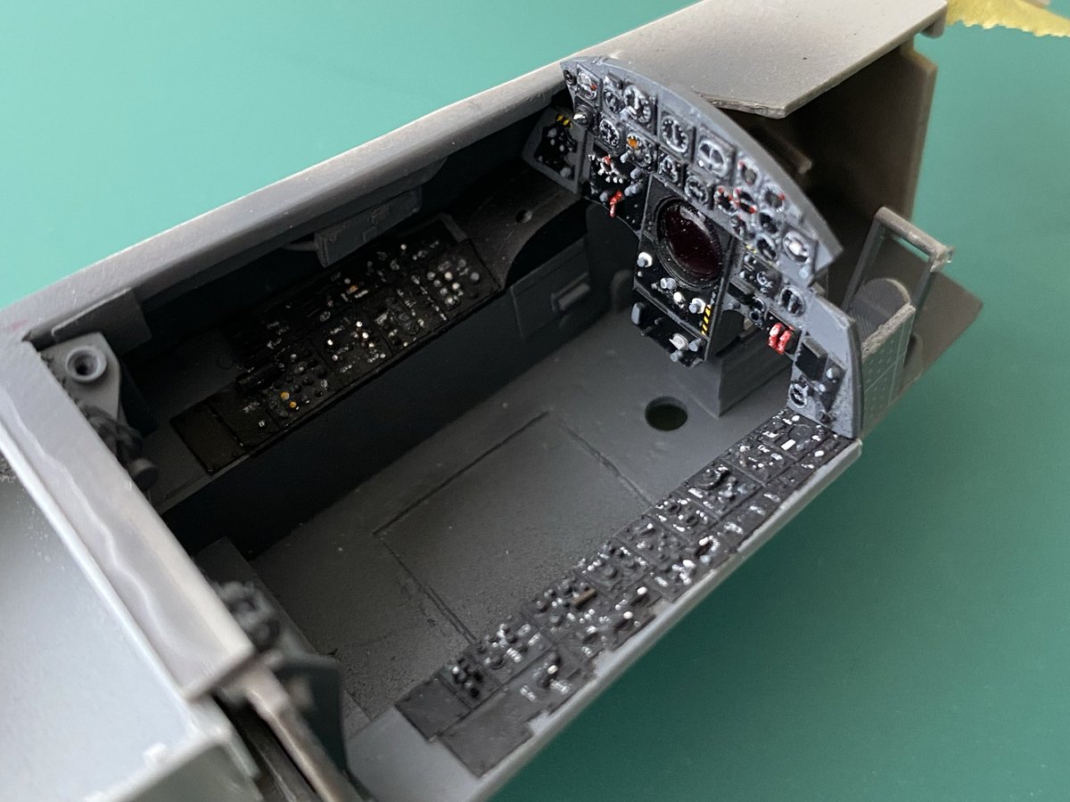 kamitani1970's tweet photo. ハセガワ 1/32 F-104J
キットの計器盤を塗り、計器のガラス面にはクリアーを落としました。背の高いツマミはドクターリベットでプラ板を打ち抜いて作りました。 https://t.co/JorHA2Tely