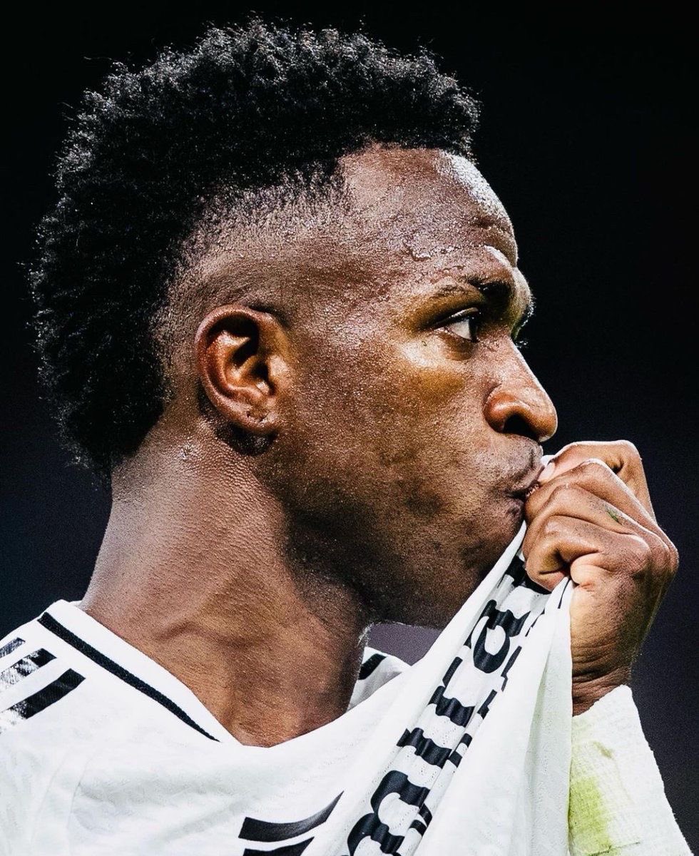 EditionMerengue's tweet photo. 🚨 Vini Jr aurait rejeté la dernière offre de prolongation du club. 22 millions d’euros et un contrat jusqu’en 2031. L’offre a été envoyée il y a 2 semaines. 

Cependant, le club n’abandonne pas et tentera à nouveau sa chance lors de réunion de demain. Elle sera décisive. 

[@ellarguero]