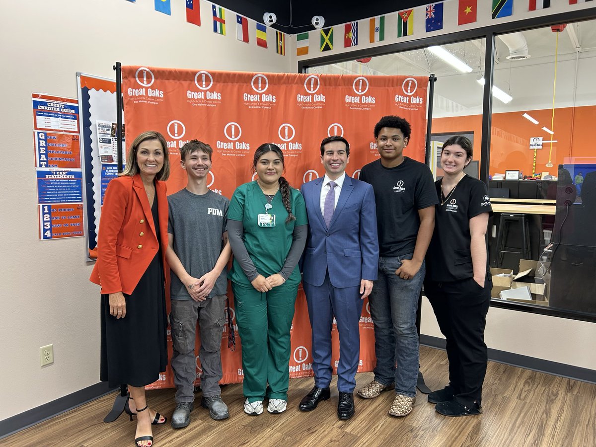 IAGovernor's tweet photo. Grateful for the opportunity to tour Great Oaks High School &amp; Career Center in Des Moines with @Sonderling47!

Iowa is leading the nation in educational freedom and workforce development, and schools like Great Oaks are at the cutting edge of both. https://t.co/2e7ZNVEmiG