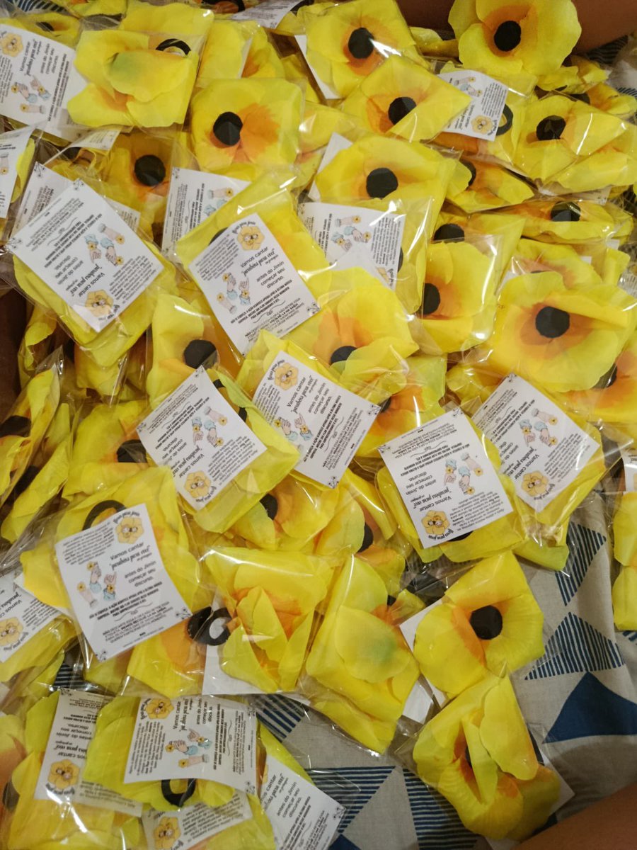 floresparajimin's tweet photo. A produção das flores pelos nossos voluntários segue a todo vapor! 🌼💛

E se você reparar bem na última foto, vai perceber que até os gatinhos decidiram dar uma patinha na confecção. 🐈🐾 https://t.co/RtC1p5twvf