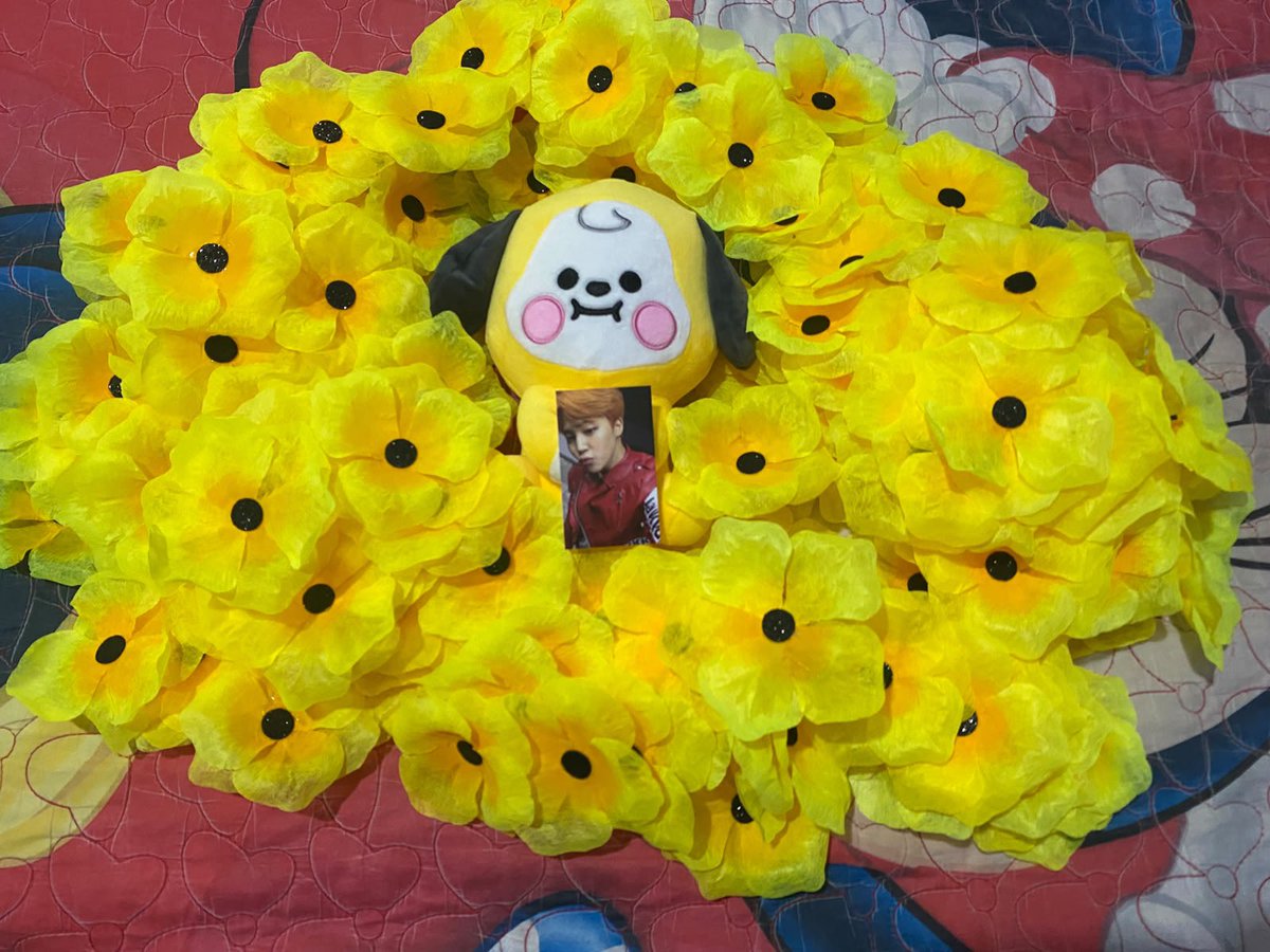 floresparajimin's tweet photo. A produção das flores pelos nossos voluntários segue a todo vapor! 🌼💛

E se você reparar bem na última foto, vai perceber que até os gatinhos decidiram dar uma patinha na confecção. 🐈🐾 https://t.co/RtC1p5twvf