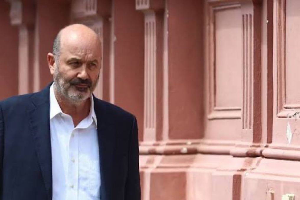 betovaldez's tweet photo. El Gobierno freno el DNU del practicaje tras el caos portuario provocado por Federico Sturzenegger 

El freno total de los puertos argentinos obligó a la Casa Rosada a ceder. Tras cuatro días de un durísimo boicot que congeló la salida de granos y el ingreso de combustibles en terminales clave como el Gran Rosario, La Plata y Bahía Blanca, el Gobierno nacional decidió suspender los efectos del Decreto 690/2026 que buscaba desregular el servicio de practicaje. 

La jugada no solo frena la norma impulsada por Federico Sturzenegger, sino que también lo desplaza por completo de la mesa de negociaciones directas con el sector. 

El manejo del conflicto quedó ahora bajo la órbita de una mesa conjunta coordinada por los ministerios de Seguridad y Defensa, junto a otras áreas técnicas del Ejecutivo. 

A cambio de congelar la reforma y levantar las medidas de fuerza que amenazaban con desabastecer al país, los prácticos aceptaron una rebaja inmediata del 20% en sus tarifas. 

Este desenlace marca un fuerte revés político para el ala más dura de la desregulación, que inicialmente había amenazado con aplicar severas sanciones penales a través de Prefectura, pero terminó eligiendo la vía del diálogo para evitar una crisis económica mayor.