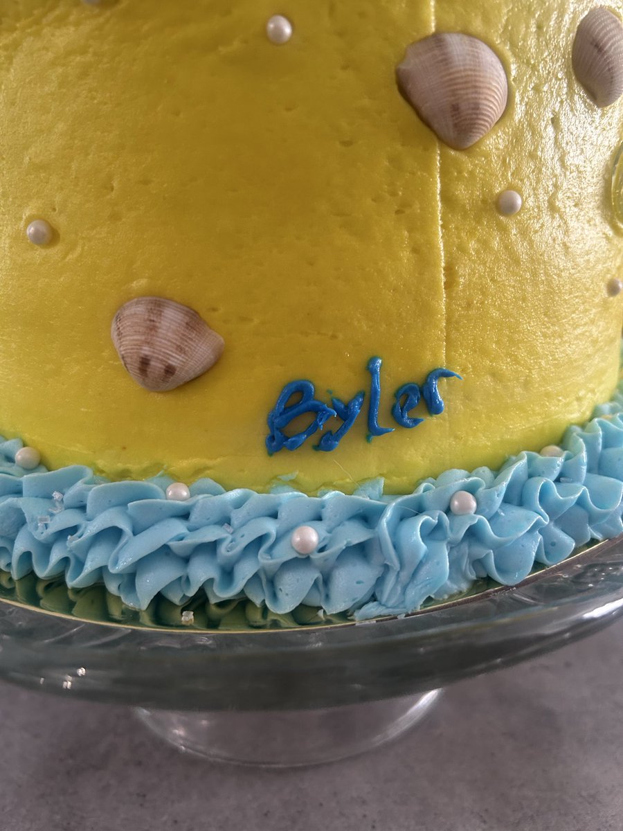 favestogaze's tweet photo. LOL NOT MY BSF MAKING ME A BLUE AND  YELLOW CAKE AND ADDING BYLER 😭😭 https://t.co/4zM7jfBGNA