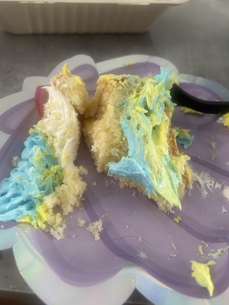 favestogaze's tweet photo. LOL NOT MY BSF MAKING ME A BLUE AND  YELLOW CAKE AND ADDING BYLER 😭😭 https://t.co/4zM7jfBGNA