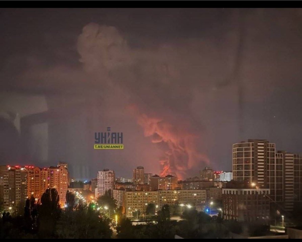 Updatesofwworld's tweet photo. 🚨🇺🇦🇷🇺 BREAKING : According to Ukrainian Government:

Warehouse facilities have reportedly been hit across multiple districts of Kyiv and the surrounding region.

According to preliminary information, strikes have been recorded against warehouse sites in Desnianskyi, Obolonskyi, Sviatoshynskyi, and Holosiivskyi districts of Kyiv, as well as in Brovary, Vyshneve, and across the Bucha district.

Information from other districts is still being verified, and the full extent of the damage remains unclear. Further updates are expected as authorities continue assessing the aftermath.