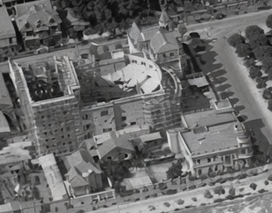RenzoVaccarezza's tweet photo. Vista aérea del centro de Viña del Mar, c1927.

El Teatro Municipal en construcción, no existe el Hotel O'Higgins. https://t.co/BwRFyphyAi