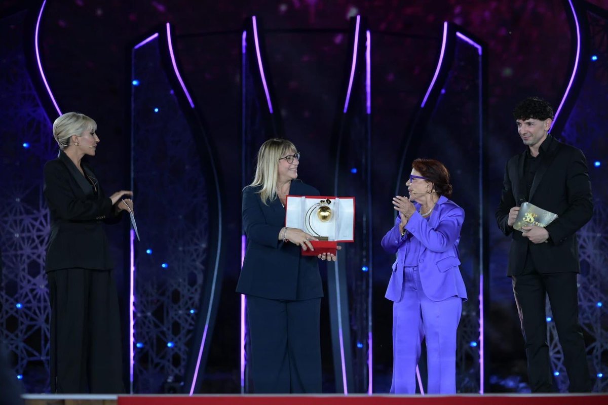 CislNazionale's tweet photo. La Segretaria Generale #CISL, #DanielaFumarola, ricevendo la Mela d’Oro in occasione della 38ma edizione del Premio Marisa Bellisario, trasmessa stasera su Rai 1, ha affermato: «Il futuro è nelle mani di tutti noi. Lo costruiscono ogni giorno i lavoratori, i pensionati, le comunità e le imprese. Il compito del sindacato è proprio questo: tenere unite queste forze e guidarle verso un cammino condiviso». Nel consegnarle il premio, Lella Golfo, presidente della Fondazione Bellisario, ne ha letto le motivazioni, indicandole «nel lungo e generoso impegno in prima linea che unisce fermezza e dialogo, difesa dei diritti e visione moderna del mondo del lavoro e per aver dimostrato con la sua storia e i suoi successi che la presenza femminile al vertice non è un traguardo simbolico, ma garanzia di progresso democratico.»

#PremioBellisario #MelaDOro #Sindacato #Diritti #ParitàDiGenere