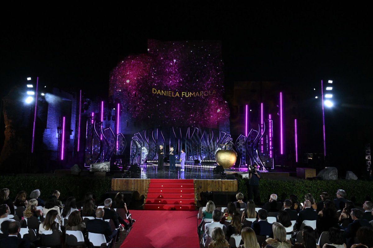 CislNazionale's tweet photo. La Segretaria Generale #CISL, #DanielaFumarola, ricevendo la Mela d’Oro in occasione della 38ma edizione del Premio Marisa Bellisario, trasmessa stasera su Rai 1, ha affermato: «Il futuro è nelle mani di tutti noi. Lo costruiscono ogni giorno i lavoratori, i pensionati, le comunità e le imprese. Il compito del sindacato è proprio questo: tenere unite queste forze e guidarle verso un cammino condiviso». Nel consegnarle il premio, Lella Golfo, presidente della Fondazione Bellisario, ne ha letto le motivazioni, indicandole «nel lungo e generoso impegno in prima linea che unisce fermezza e dialogo, difesa dei diritti e visione moderna del mondo del lavoro e per aver dimostrato con la sua storia e i suoi successi che la presenza femminile al vertice non è un traguardo simbolico, ma garanzia di progresso democratico.»

#PremioBellisario #MelaDOro #Sindacato #Diritti #ParitàDiGenere