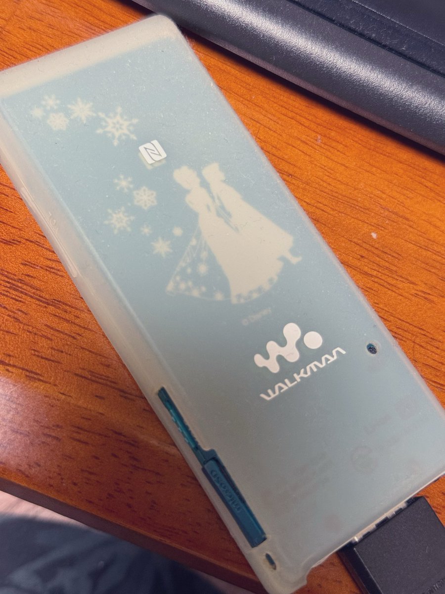 bluebullet1090's tweet photo. おはようございます☀
全然知らなかったんだけど
WALKMAN、生産終了なん！？

中学校の頃にカセットのWALKMANを買ってもらって以来、携帯用の音楽再生は
ずーっとWALKMANだっただけに、めっちゃショック

今でもAシリーズのアナ雪Verは現役です
やっぱり車のUSBでもiPhoneより音が良くて…
大切に使おう

#動画編集 #WALKMAN #SONY #動画編集者 #副業パパ