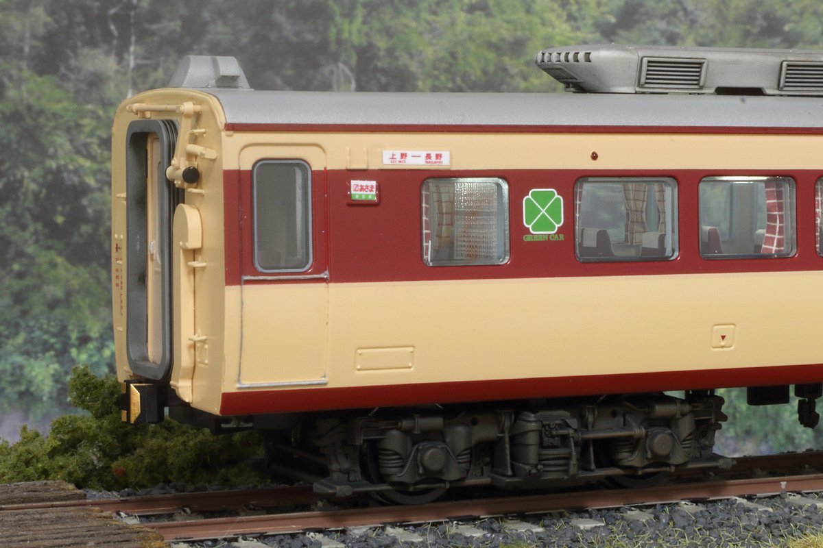 chamioka_'s tweet photo. 181系｢あさま｣モロ180-3（長ﾅﾉ）②
｢とき･あずさ｣増結セットのモロ180との違いはビジネスデスクがあることです。天賞堂山陽タイプはモロ180-1～6をプロトタイプとしているためテーブルと椅子が表現されています。それっぽくするため透明アクリル板で仕切りを、プラ板で衝立を作ってみました。 https://t.co/y8wUVYwDrF