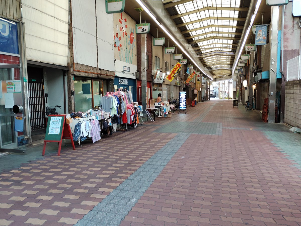 koubashimachi's tweet photo. 布施は商店街のまち。

駅の南北に長大なアーケード商店街がある。

　北側のブランドーリふせ、をゆく。
　ぶらぶら通りという意味だろうか、大阪らしい直球と楽しく想像してみる。

　駅前はチェーン店も並ぶが、駅から離れるほど店も人も減る。
　漬物専門店が珍しい。

📷2026年7月撮影・東大阪市 https://t.co/6UR5bKQZgO