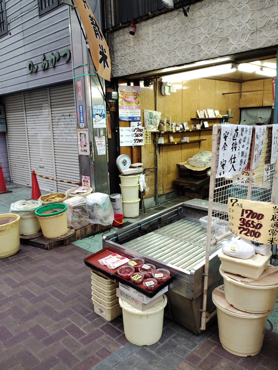 koubashimachi's tweet photo. 布施は商店街のまち。

駅の南北に長大なアーケード商店街がある。

　北側のブランドーリふせ、をゆく。
　ぶらぶら通りという意味だろうか、大阪らしい直球と楽しく想像してみる。

　駅前はチェーン店も並ぶが、駅から離れるほど店も人も減る。
　漬物専門店が珍しい。

📷2026年7月撮影・東大阪市 https://t.co/6UR5bKQZgO