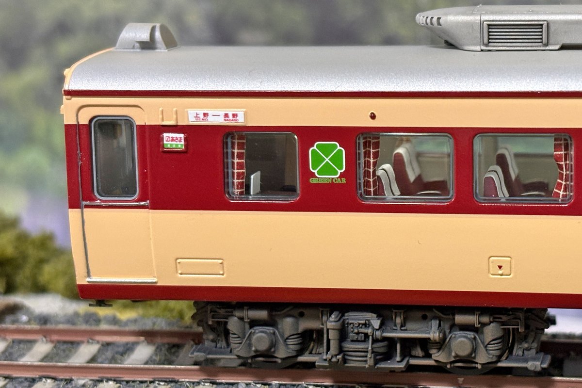 chamioka_'s tweet photo. 181系｢あさま｣モロ180-3（長ﾅﾉ）②
｢とき･あずさ｣増結セットのモロ180との違いはビジネスデスクがあることです。天賞堂山陽タイプはモロ180-1～6をプロトタイプとしているためテーブルと椅子が表現されています。それっぽくするため透明アクリル板で仕切りを、プラ板で衝立を作ってみました。 https://t.co/y8wUVYwDrF