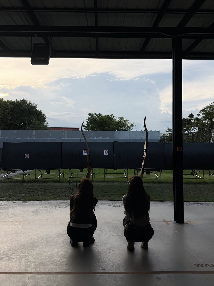 ClaireJenet's tweet photo. So funny when some audience just can't stand seeing June🤣. Some already judge June & Ice saying don't have chemistry. June the only one able to give such an amazing chemistry with her 2 previous partner yet still being ignored by her own agency. So WTF you judging chemistry. Let's them having fun.