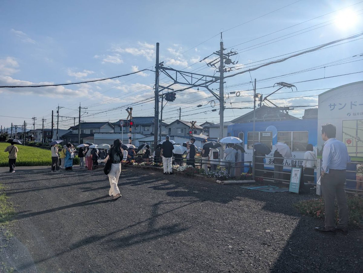 sabaeoseltukai's tweet photo. 本日.こちらは35℃越えです。
熱中症対策万全に❣️

サンドーム西駅では福井鉄道の社長さんまでもが一緒に道案内。

涼しい電車でのんびり路面電車を堪能されるのも時間潰しになるかもです。
各駅は映画ロケ地になったりメガネのベンチがあったり特色ある駅も～
一日乗り放題切符あります。
#福井鉄道 https://t.co/TpNOwmmcYr