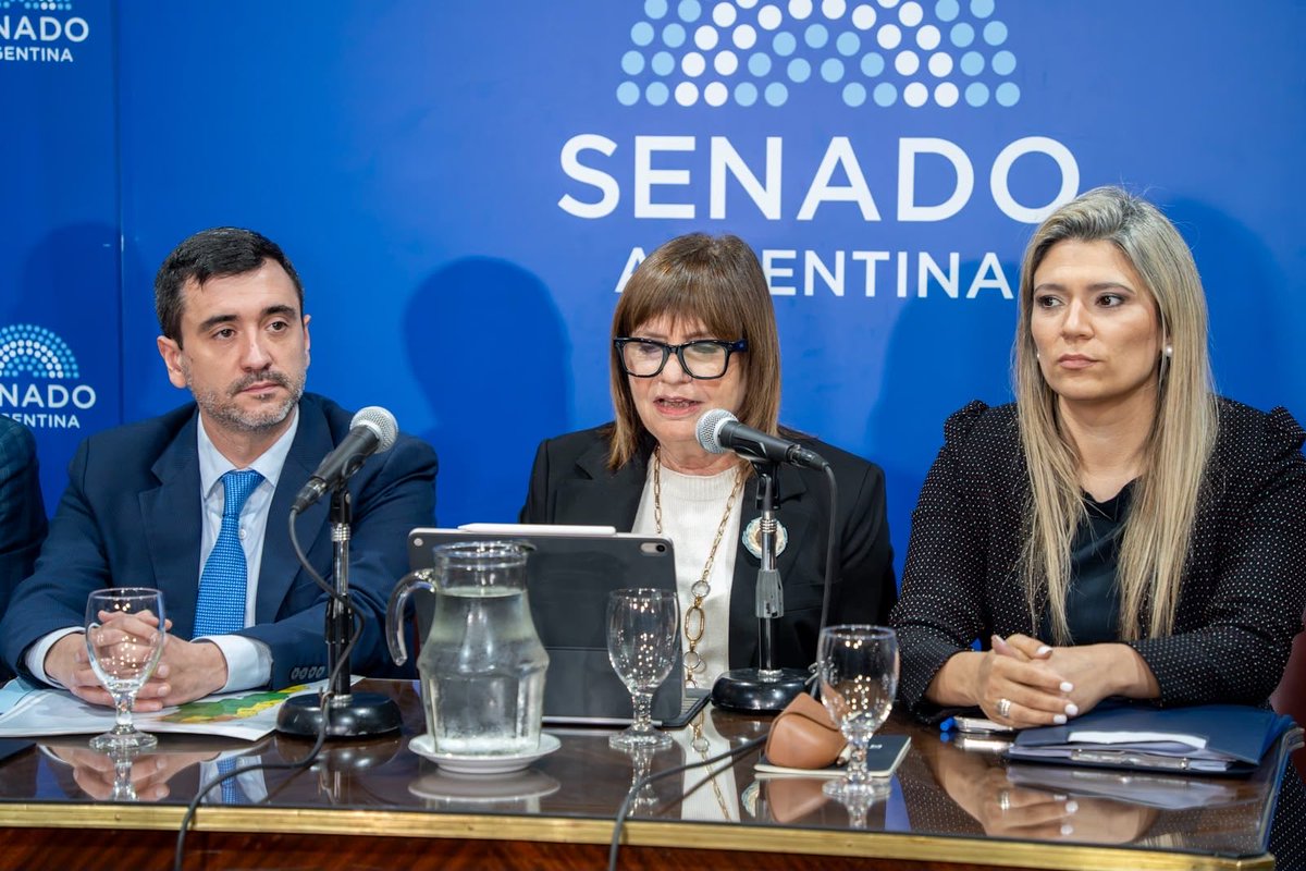 agustinpcoto's tweet photo. Junto a Patricia Bullrich, Nadia Márquez y Bartolomé Abdala brindamos una conferencia de prensa para explicar los principales puntos del proyecto de Ley de Inviolabilidad de la Propiedad Privada y los cambios incorporados al dictamen.

Queremos dejar atrás un Estado que avanza sobre quienes producen, invierten y trabajan. La propiedad privada no se negocia: se protege.

Este proyecto fortalece la seguridad jurídica, devuelve facultades a las provincias y establece reglas claras para resguardar nuestras fronteras y los recursos estratégicos del país.

Más reglas claras, menos arbitrariedad del Estado.