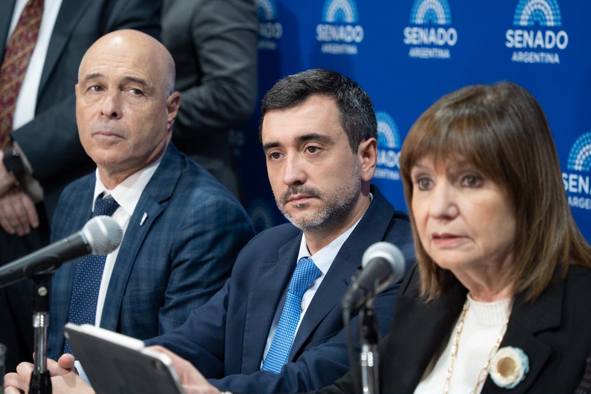 agustinpcoto's tweet photo. Junto a Patricia Bullrich, Nadia Márquez y Bartolomé Abdala brindamos una conferencia de prensa para explicar los principales puntos del proyecto de Ley de Inviolabilidad de la Propiedad Privada y los cambios incorporados al dictamen.

Queremos dejar atrás un Estado que avanza sobre quienes producen, invierten y trabajan. La propiedad privada no se negocia: se protege.

Este proyecto fortalece la seguridad jurídica, devuelve facultades a las provincias y establece reglas claras para resguardar nuestras fronteras y los recursos estratégicos del país.

Más reglas claras, menos arbitrariedad del Estado.