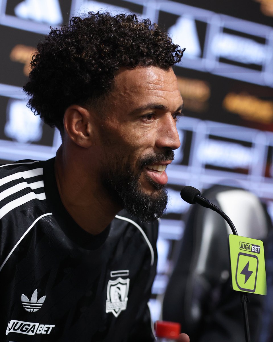 ColoColo's tweet photo. ¡𝐕𝐨𝐳𝐢𝐧𝐡𝐚 𝐲𝐚 𝐟𝐮𝐞 𝐩𝐫𝐞𝐬𝐞𝐧𝐭𝐚𝐝𝐨 𝐨𝐟𝐢𝐜𝐢𝐚𝐥𝐦𝐞𝐧𝐭𝐞! 🤟🏻⚪️⚫️ 

Junto a nuestro presidente Aníbal Mosa, el director deportivo Jaime Pizarro y el gerente deportivo Daniel Morón, Vozinha fue presentado como nuevo jugador de Colo-Colo en una conferencia de prensa que contó con una gran presencia de los medios de comunicación.