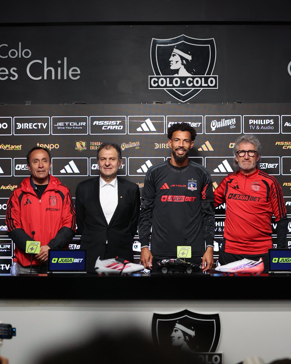 ColoColo's tweet photo. ¡𝐕𝐨𝐳𝐢𝐧𝐡𝐚 𝐲𝐚 𝐟𝐮𝐞 𝐩𝐫𝐞𝐬𝐞𝐧𝐭𝐚𝐝𝐨 𝐨𝐟𝐢𝐜𝐢𝐚𝐥𝐦𝐞𝐧𝐭𝐞! 🤟🏻⚪️⚫️ 

Junto a nuestro presidente Aníbal Mosa, el director deportivo Jaime Pizarro y el gerente deportivo Daniel Morón, Vozinha fue presentado como nuevo jugador de Colo-Colo en una conferencia de prensa que contó con una gran presencia de los medios de comunicación.