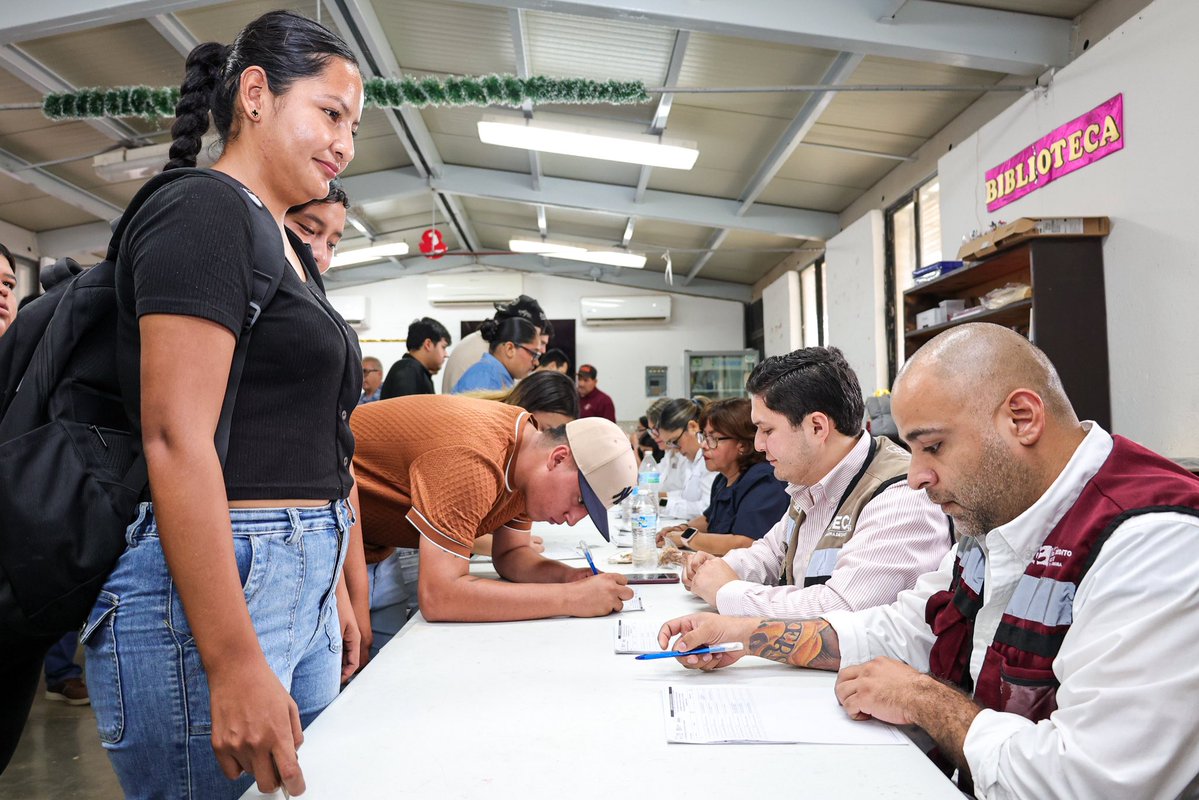 AbrahamSierraMX's tweet photo. Más de 600 estudiantes de universidades públicas en Huatabampo ya recibieron su Beca Sonora de Oportunidades. 📚

Gracias a la visión del gobernador de la educación @AlfonsoDurazo, seguimos recorriendo el estado para que este apoyo llegue a las y los jóvenes sonorenses.

¡Nos vemos pronto en tu municipio! 🫱🏻‍🫲🏼