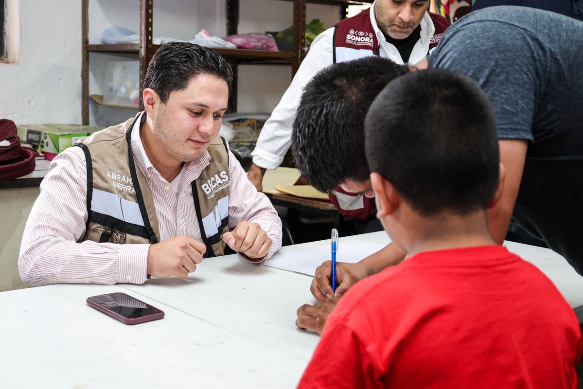 AbrahamSierraMX's tweet photo. Más de 600 estudiantes de universidades públicas en Huatabampo ya recibieron su Beca Sonora de Oportunidades. 📚

Gracias a la visión del gobernador de la educación @AlfonsoDurazo, seguimos recorriendo el estado para que este apoyo llegue a las y los jóvenes sonorenses.

¡Nos vemos pronto en tu municipio! 🫱🏻‍🫲🏼
