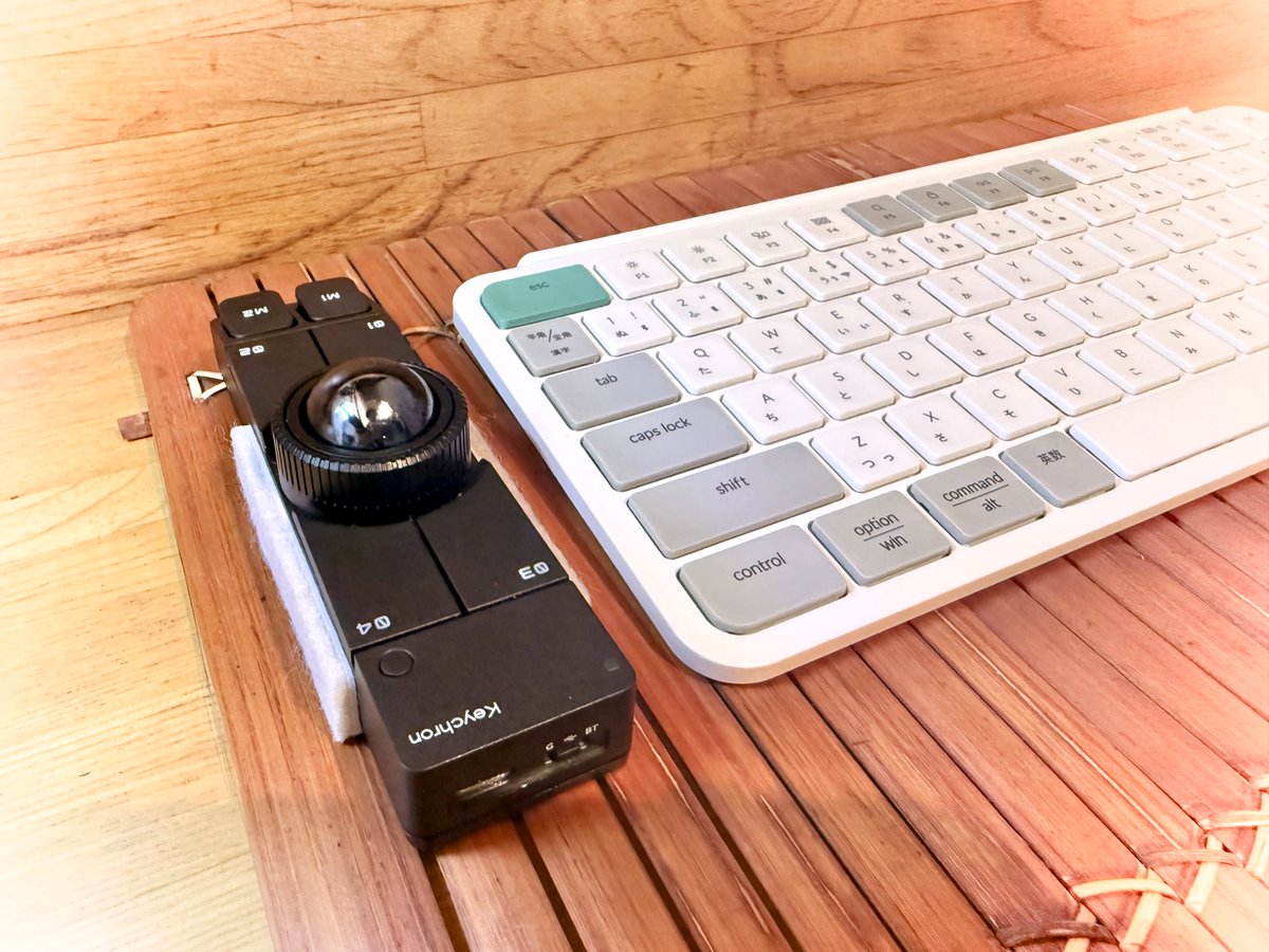 PocketSun_00's tweet photo. 今の所、Nape Proの 初 トラックボールな 設定は、

ウインドウ一枚分程の領域で、ホイールを使って、
一方、マウスでは 画面全体で 細かく使う時 使い分けて。

ギズモードの コダワリの、横スミを押しても反応な品質が、
逆に誤入力をよんで、それを避ける余幅に 横へクッションを貼った。

#NapePro https://t.co/IiyfmP7S0K