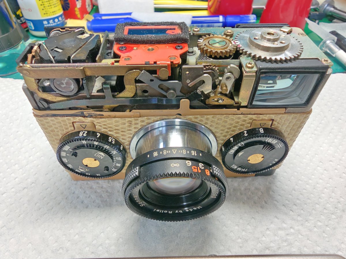 siva0265's tweet photo. ローライ35プラチナを整備しました🤠
ローライ35の整備依頼を受け、完動仕上げしました。
外装はプラチナ仕様とトカゲ革でレリーズボタン等には14金が使われている世界444台限定の高価なカメラです。
今回の35は自慢の外装全体に汚れ(腐食手前)があり、洗浄作業を中心に拭き傷等に注意しながら仕上げました。
シャッター秒時の遅れも確認され、ガバナー等に洗浄・注油し整備しました。
希少性の高いカメラです、末永く大切に使用して頂きたく願います。