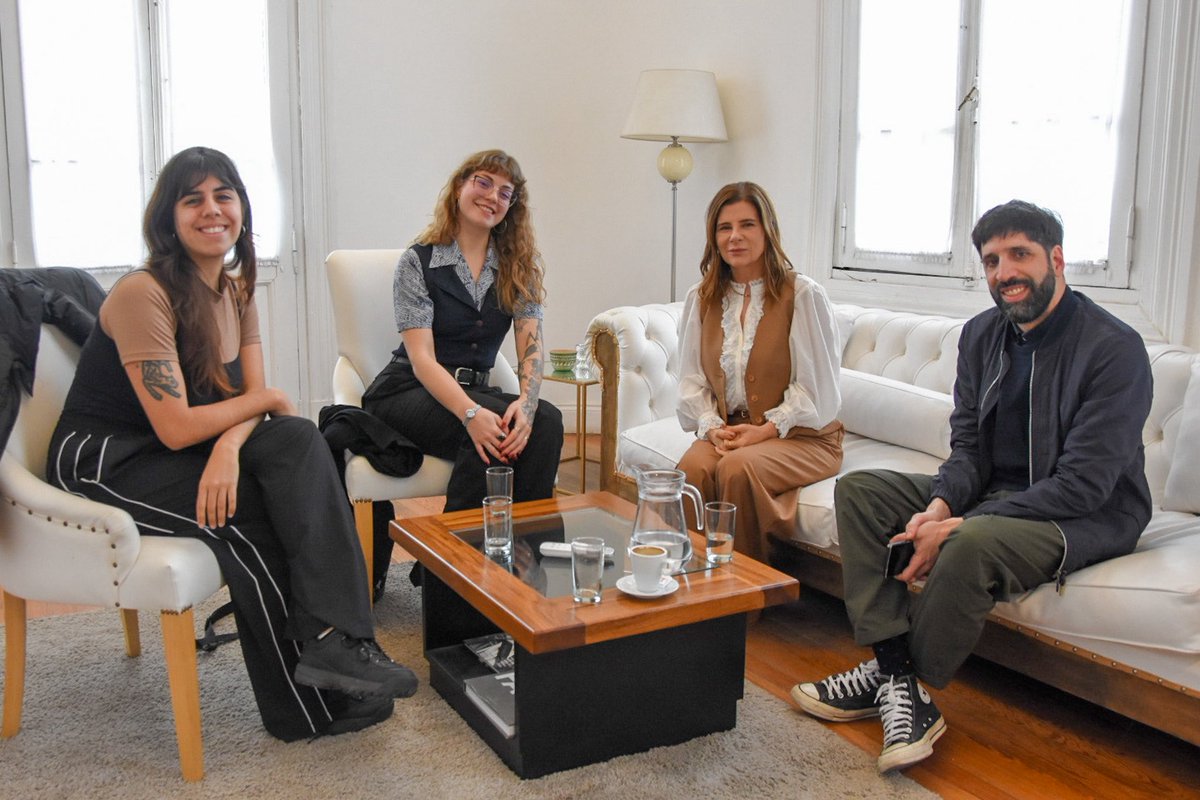 fsaintout's tweet photo. Recibimos a Ludmila Fontana y Lucía Carrizo, directora y asistente de dirección del cortometraje seleccionado entre las mejores producciones del mundo para los Premios Oscar Estudiantiles.

Ambas son egresadas de la Facultad de Artes de la @unlp y, en su trabajo, construyen una historia de ficción futurista sin abandonar la identidad local.

Este reconocimiento es una muestra del enorme talento y la creatividad que nacen y se desarrollan en nuestras universidades públicas.

También pone en valor la producción audiovisual realizada desde La Plata y la provincia de Buenos Aires y visibiliza a una nueva generación de cineastas que nos llena de esperanza en tiempos tan oscuros para la cultura.