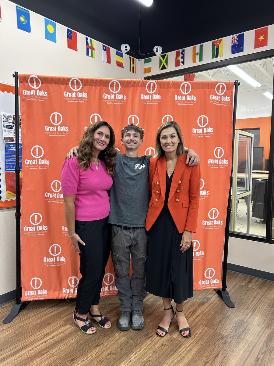 IAGovernor's tweet photo. Grateful for the opportunity to tour Great Oaks High School &amp; Career Center in Des Moines with @Sonderling47!

Iowa is leading the nation in educational freedom and workforce development, and schools like Great Oaks are at the cutting edge of both. https://t.co/2e7ZNVEmiG