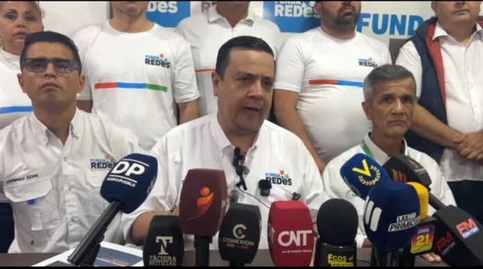 ReporteYa's tweet photo. #4Ago #Venezuela #Educación #Fundaredes
Fundaredes alertó sobre un “colapso total” del sistema educativo por bajos salarios, falta de dotación y deterioro de planteles. Javier Tarazona pidió al ministro Héctor Rodríguez renunciar. – El Pitazo https://t.co/Ztx0OQc6k6