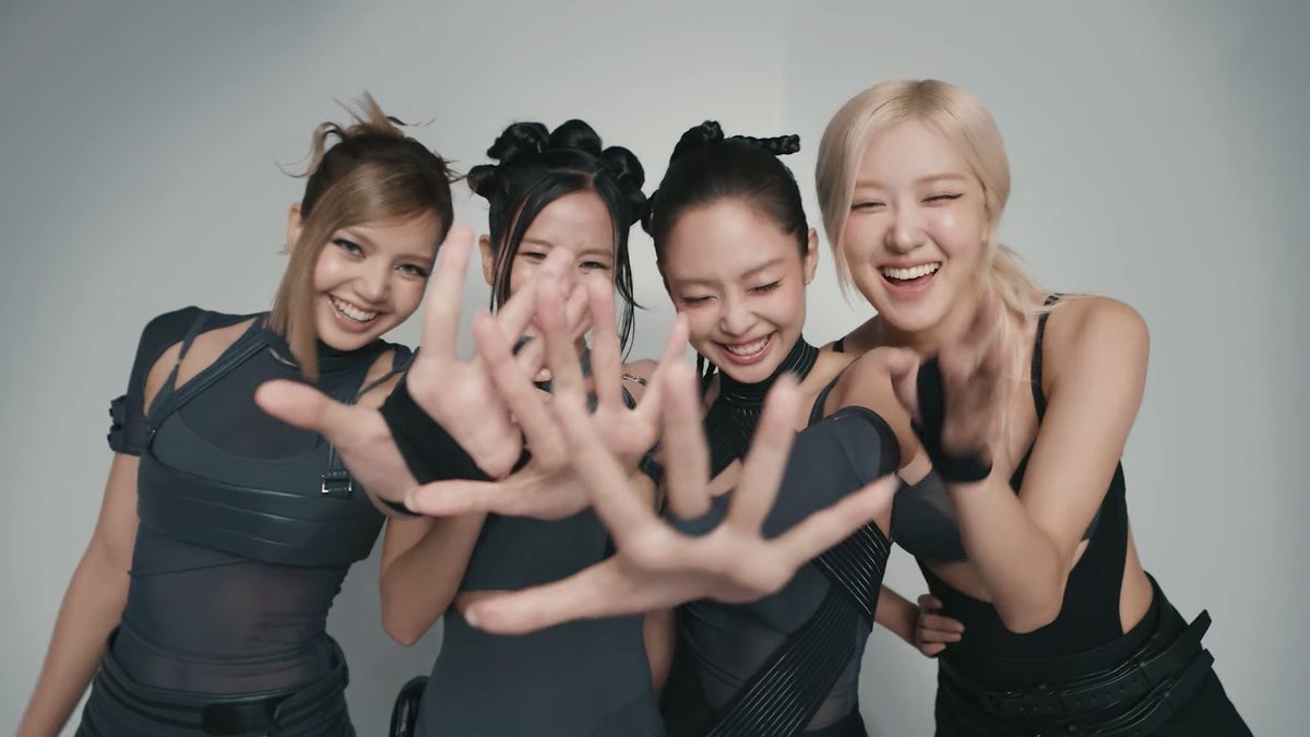 BBU_BLACKPINK's tweet photo. We love you @BLACKPINK. It hurts ❤️‍🩹 https://t.co/qBBuXqYLoG