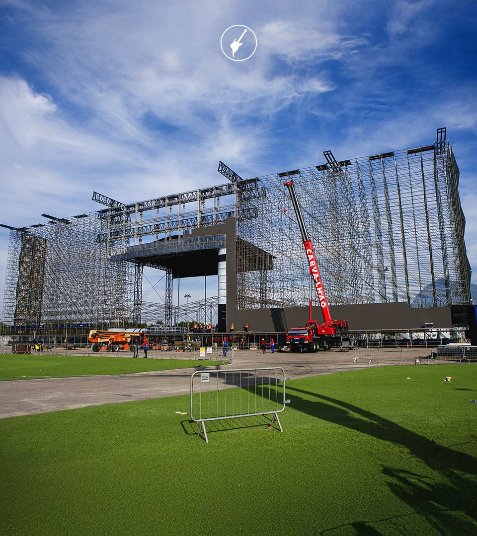 rockinrio's tweet photo. Falta 1 mês e o gigante está nascendo!!! 🤏 Marca aqui quem vai curtir todos os shows no Palco Mundo com você #RockinRio2026 https://t.co/Rk30jwb6mN