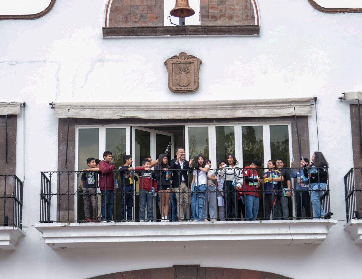FerFlores_Emp's tweet photo. Nada me da más gusto que reconocer el esfuerzo de nuestras niñas y niños. Hoy entregué tabletas a las y los alumnos que concluyeron la primaria en las escuelas Gustavo Baz Prada y Cuauhtémoc. 

¡Muchas felicidades por este gran logro! Que esta herramienta los acompañe en la siguiente etapa de su formación y los motive a seguir aprendiendo.