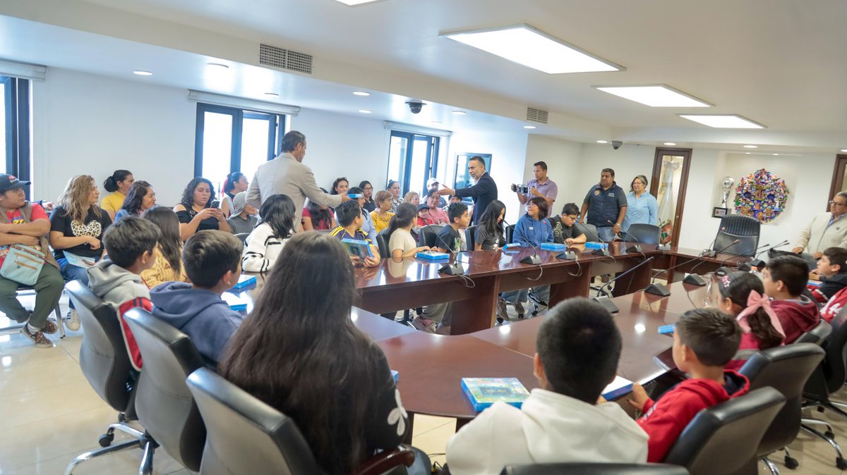 FerFlores_Emp's tweet photo. Nada me da más gusto que reconocer el esfuerzo de nuestras niñas y niños. Hoy entregué tabletas a las y los alumnos que concluyeron la primaria en las escuelas Gustavo Baz Prada y Cuauhtémoc. 

¡Muchas felicidades por este gran logro! Que esta herramienta los acompañe en la siguiente etapa de su formación y los motive a seguir aprendiendo.