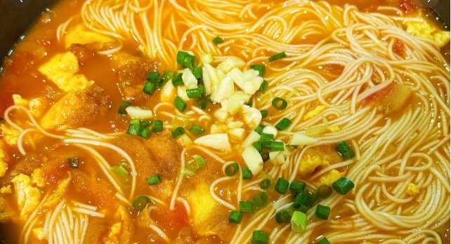 ghgh369669's tweet photo. 下班给自己煮一碗番茄鸡蛋面，汤头酸酸甜甜，暖乎乎的超治愈～， https://t.co/D2neRpCsko