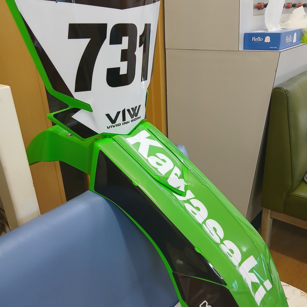 mcspraypaint's tweet photo. デカールハリハリ中。２７のフロントフェンダーとゼッケンプレートて２１に、つくんかな？ブレーキの取り回し変わってるもたいやからむりか? https://t.co/7u6virMmfy