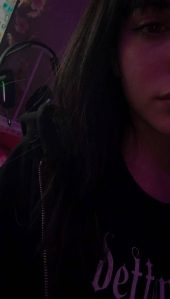 clarinhamizz's tweet photo. oi, voce fica com mulher louca, paranoica, as vezes romantica e safada ou nada haver https://t.co/rQxFHXDKNr