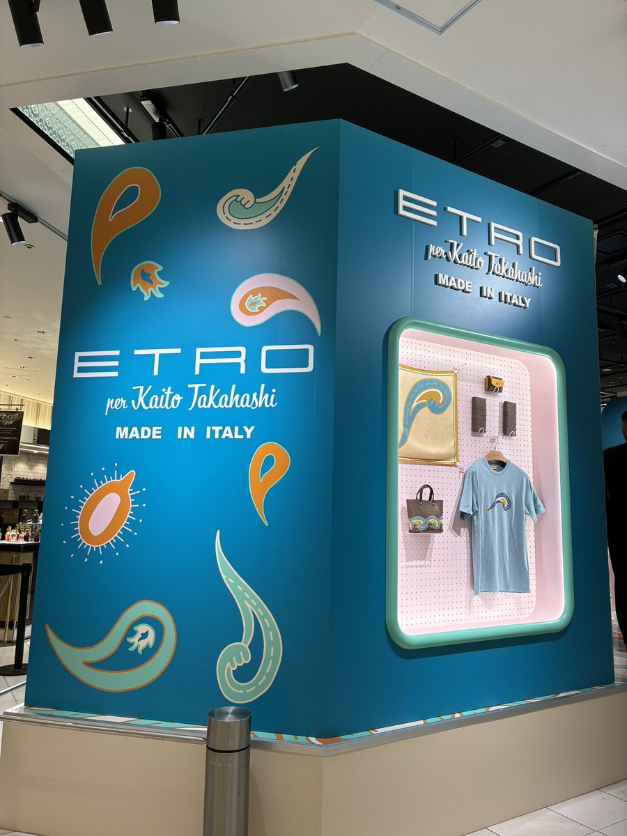 qDGCCVuBehY2Nil's tweet photo. ひえー　かわいすぎて
早く中に入りたい

#ETRO 
#ETROperKaitoTakahashi 
#髙橋海人 https://t.co/eZMcfHOqQv