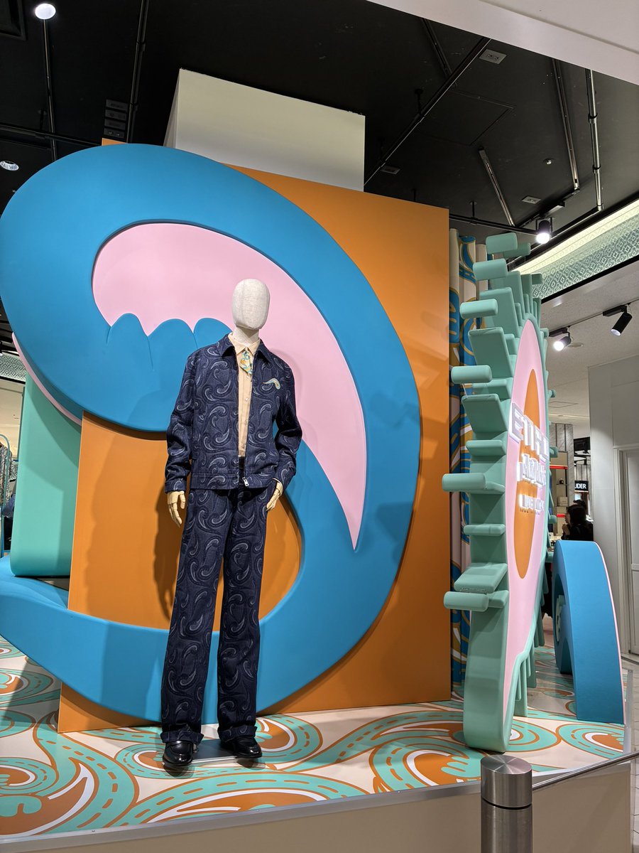 qDGCCVuBehY2Nil's tweet photo. ひえー　かわいすぎて
早く中に入りたい

#ETRO 
#ETROperKaitoTakahashi 
#髙橋海人 https://t.co/eZMcfHOqQv