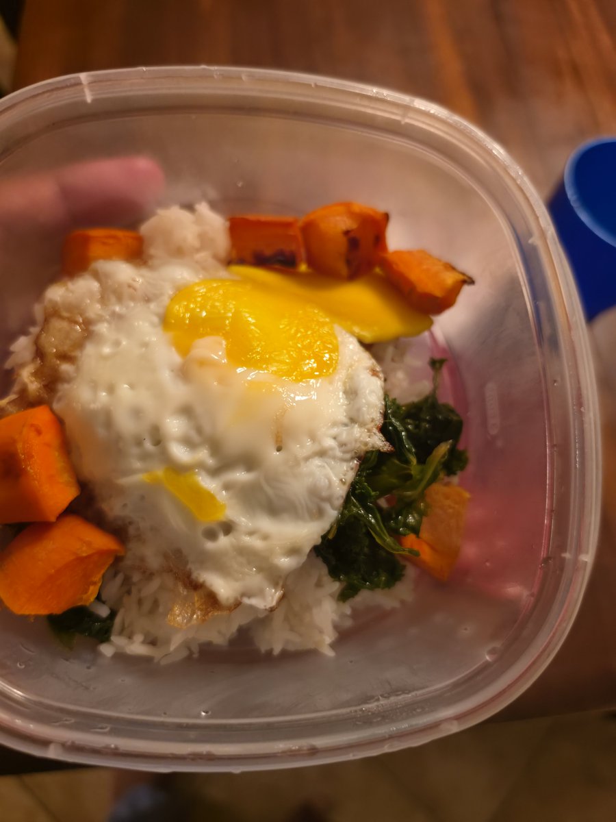 EliyahAtkins's tweet photo. My first time making Korean-style kale and carrot bibimbap. It has been years since I meal-prepped. I looked forward to eating this for lunch at work tomorrow!  😁 https://t.co/EbpIyV7mHt