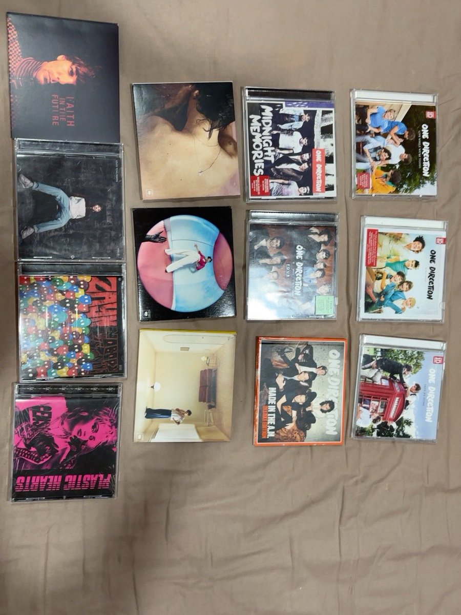 etopiax's tweet photo. tüm cd koleksiyonumu SATIYORUM https://t.co/bK3QstqgV8