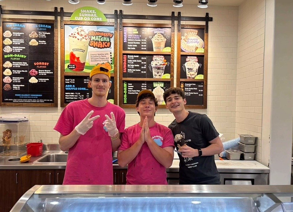 dailyschnapp's tweet photo. Noah Schnapp at Ben and Jerry's in New York City Recently 

📸 updating when i find the original source !! https://t.co/a6K6WyckNZ