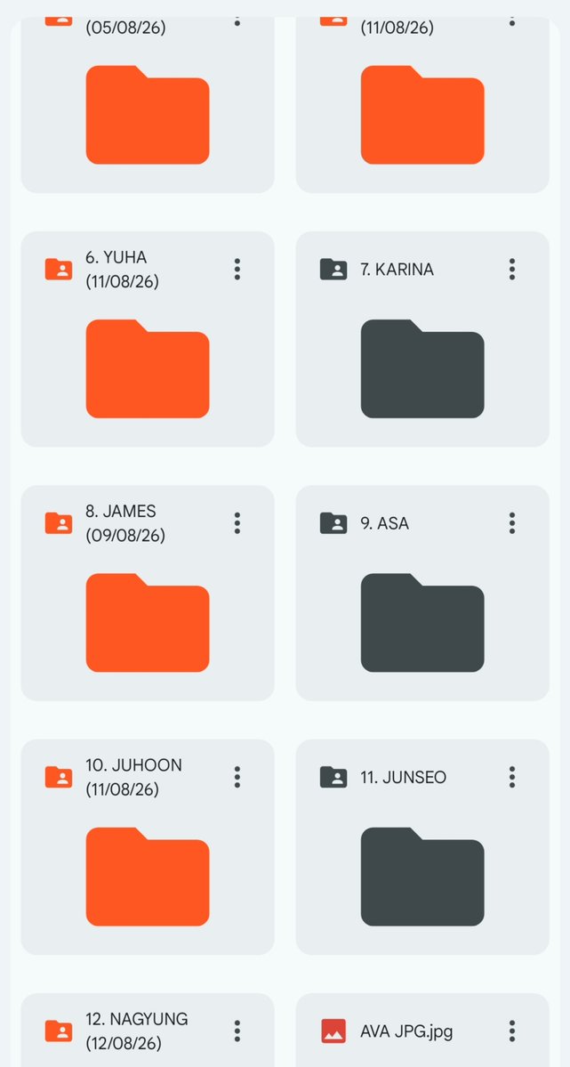 heartsooi's tweet photo. Aku selalu ganti warna folder setiap layoutnya sold. Cuma baru kepikiran apakah cust akan okay saja melihat folder yang dibagikan MERAH MENYALA. https://t.co/29D1XQrgyf