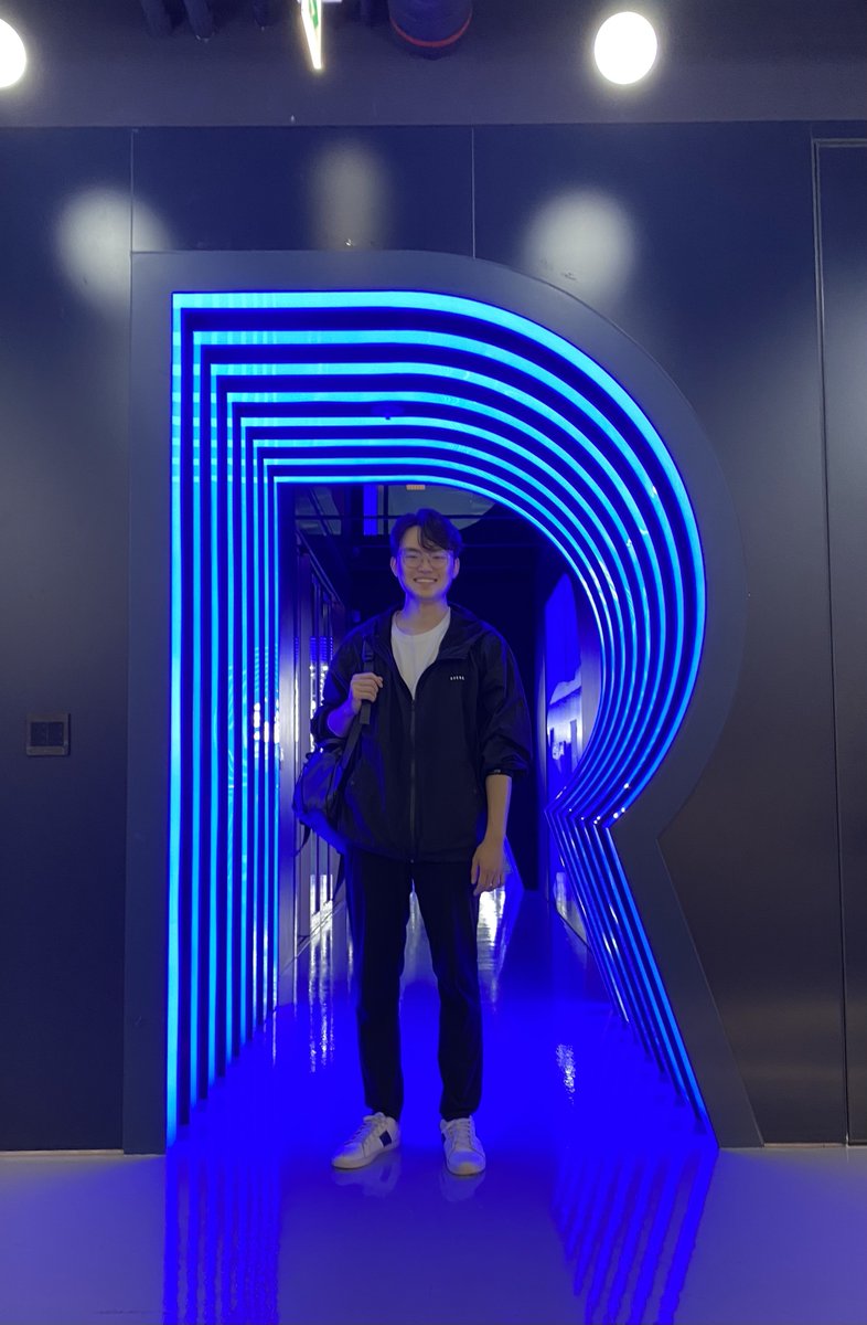 yoonseok_yang's tweet photo. At 19, I joined Riiid, a korean edtech unicorn, as its youngest engineer.

I learned Swift on the job, shipped an app used by millions, taught myself ML, and became a full time research scientist without a bachelor's. 

I had proven I could do the work. I still didn't always feel qualified to be in the room.

You can be ready before you feel ready. Start anyway.