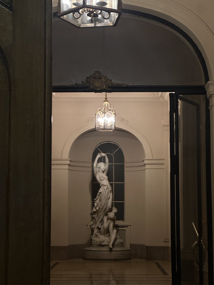 sterinbexi's tweet photo. como vas a tener esto en la entrada de tu edificio hermano donde vivis en el Louvre https://t.co/8e8YGjzX9M