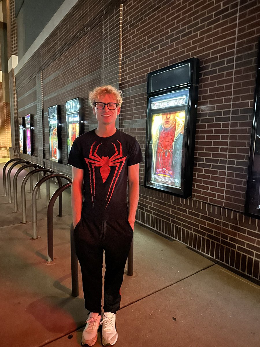 seanbishop316's tweet photo. Opening night w my Spider-Women 10/10🍿🎟️🎬 #spiderman #brandnewday https://t.co/Tvanug42ki