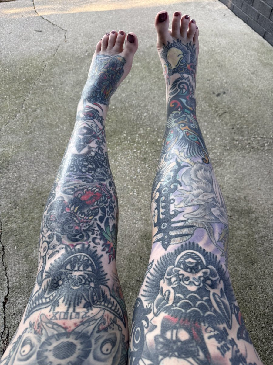 tattytootsie's tweet photo. Hi 💜 #feet #legs #tattoos https://t.co/YrEnJklEaY